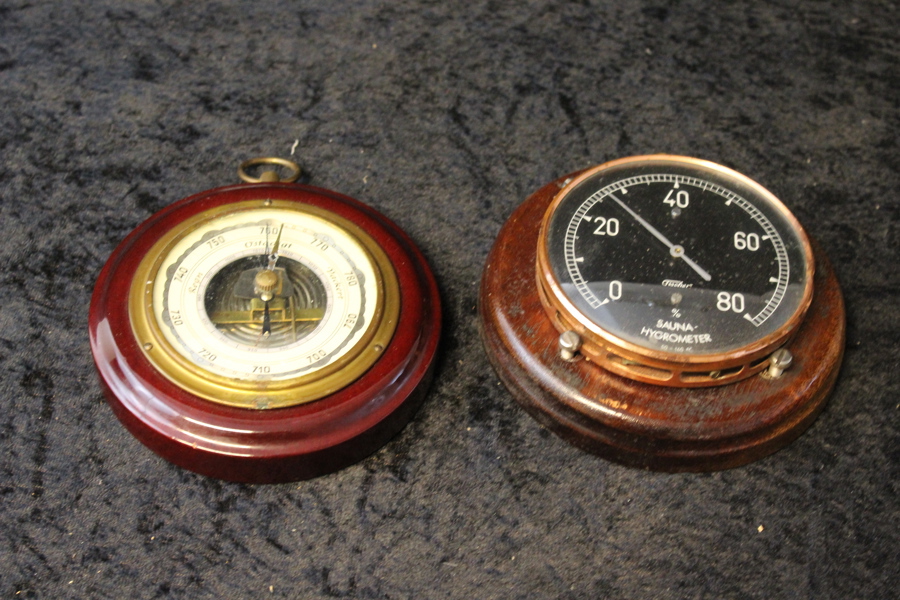 Äldre barometer och Fisher bastuhygrometer