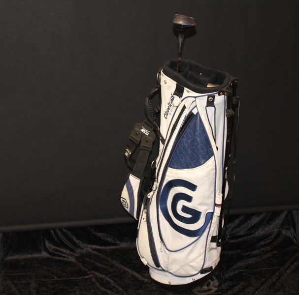 Cleveland Golfbag med ett par klubbor