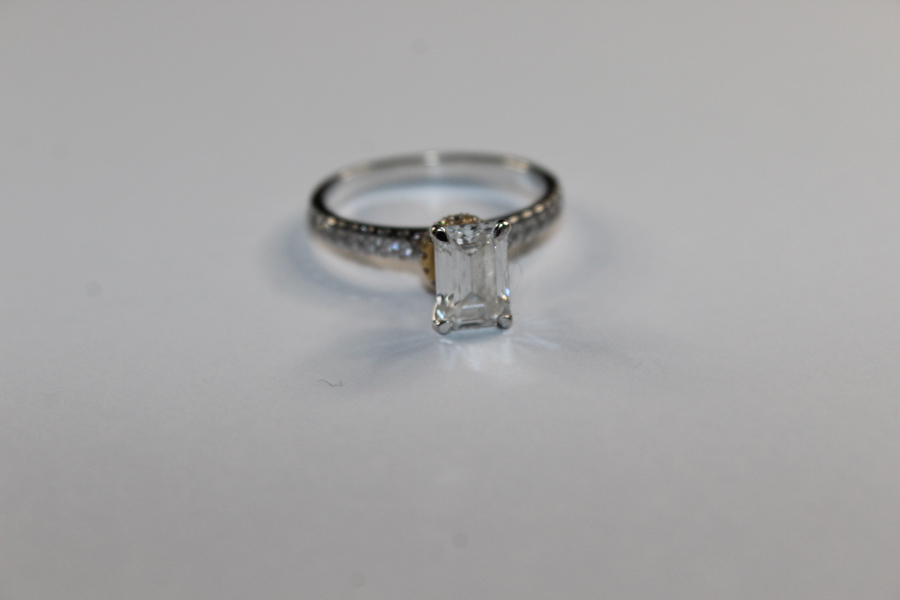 Diamantring Emerald Cut med sidediamanter 1,25 ct. Storlek 54