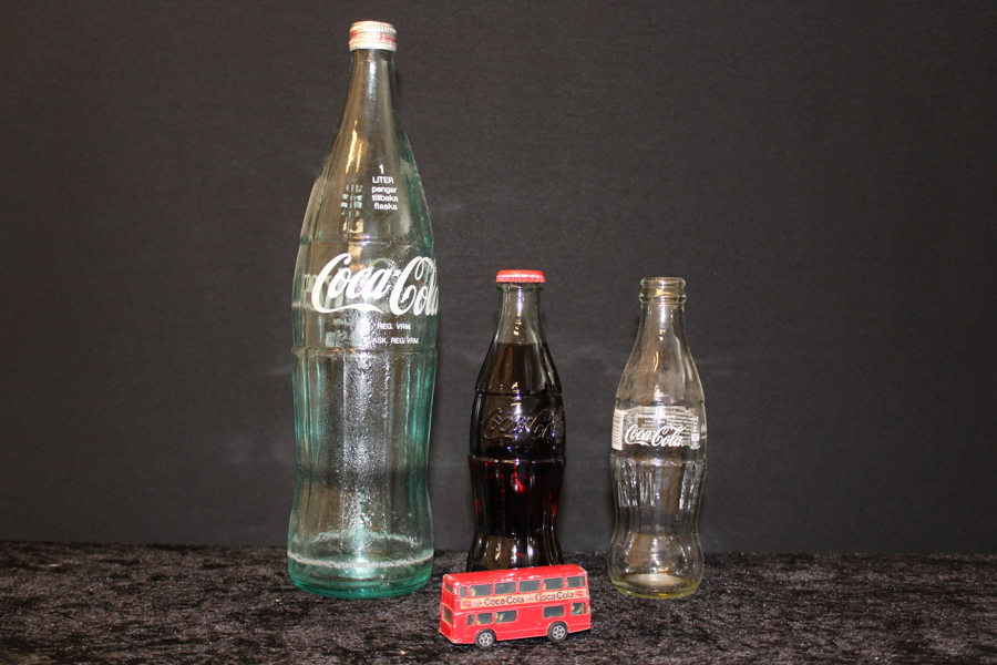 Coca - Cola flaskor och Coca - Cola buss